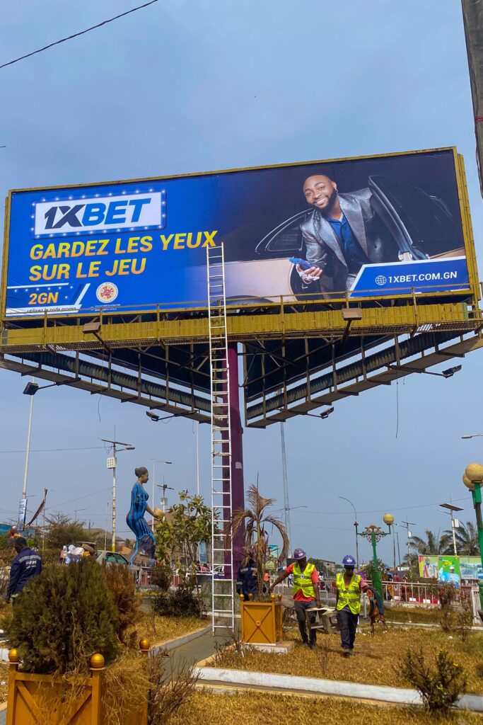 PANNEAU TRIFACE INDIGO PUB GUINEE